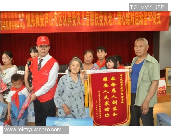 杜埃荣获环足最佳新星奖感谢团队共同努力成就辉煌 杜埃荣获环足最佳新星奖感谢团队共同努力成就辉煌